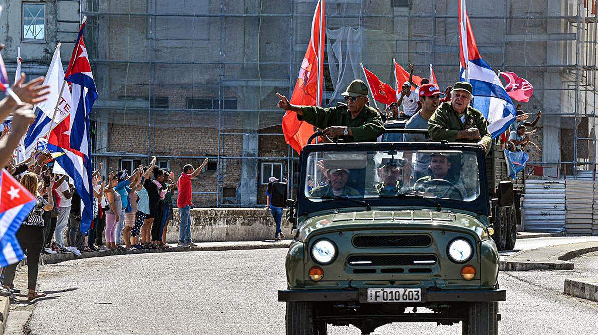 Militares veteranos participan en un desfile para conmemorar el 67 aniversario de la entrada de Fidel Castro a La Habana, el jueves 8 de enero de 2026, en la capital cubana.