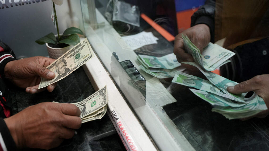 Monedas de América Latina operan con pérdidas por repunte del dólar en mercados globales