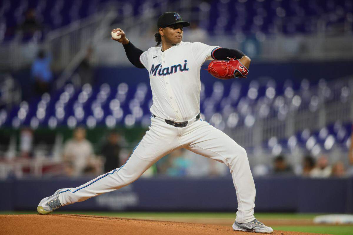 El abridor de los Marlins Edward Cabrera lanza en el primer inning del partido ante los Diamondbacks de Arizona, celebrado el 20 de agosto de 2024 en Miami.