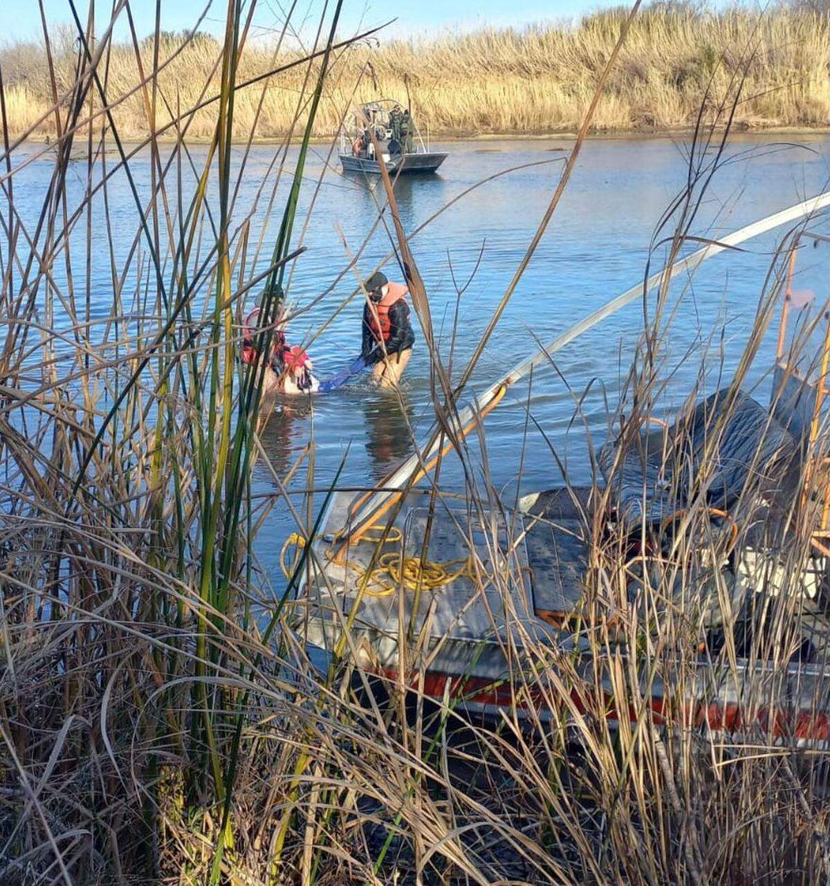 Integrantes del Grupo Beta Ciudad Acuña rescataron el el cuerpo de una niña venezolana de 7 años de edad el 18 de enero de 2022 en el Río Bravo y lo trasladaron a territorio mexicano.
