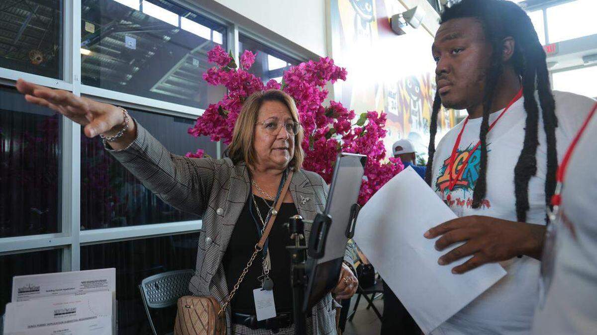 La directora de Servicios de Desarrollo de la Ciudad de North Miami, Debbie Love, habla con el CEO y propietario de 1GR Urbanwear, Jovany Appolon, durante la Expo de Pequeñas Empresas del Distrito 4 de North Miami en el Joe Celestin Center, ubicado en 1525 NW 135th St., en North Miami, Florida, el viernes 22 de agosto de 2025.