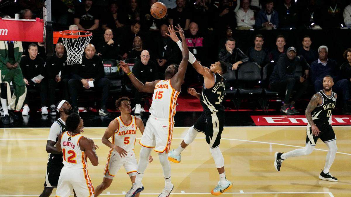 El astro de los Bucks de Milwaukee Giannis Antetokounmpo (34) lucha por un rebote con Clint Capela (15), de los Hawks de Atlanta, en el partido de las semifinales de la Copa de la NBA, celebrado el 14 de diciembre de 2024 en Las Vegas.