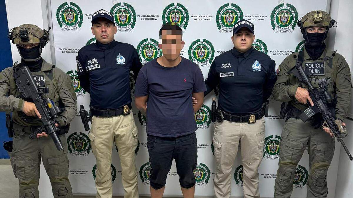 Las autoridades colombianas detuvieron en Bogotá al venezolano Carlos Escobar, conocido como ‘Carlos Ramón’, miembro de la banda transnacional Tren de Aragua, y a quien las autoridades de su país buscaban con circular roja de la Interpol por participar en el asesinato de nueve policías.