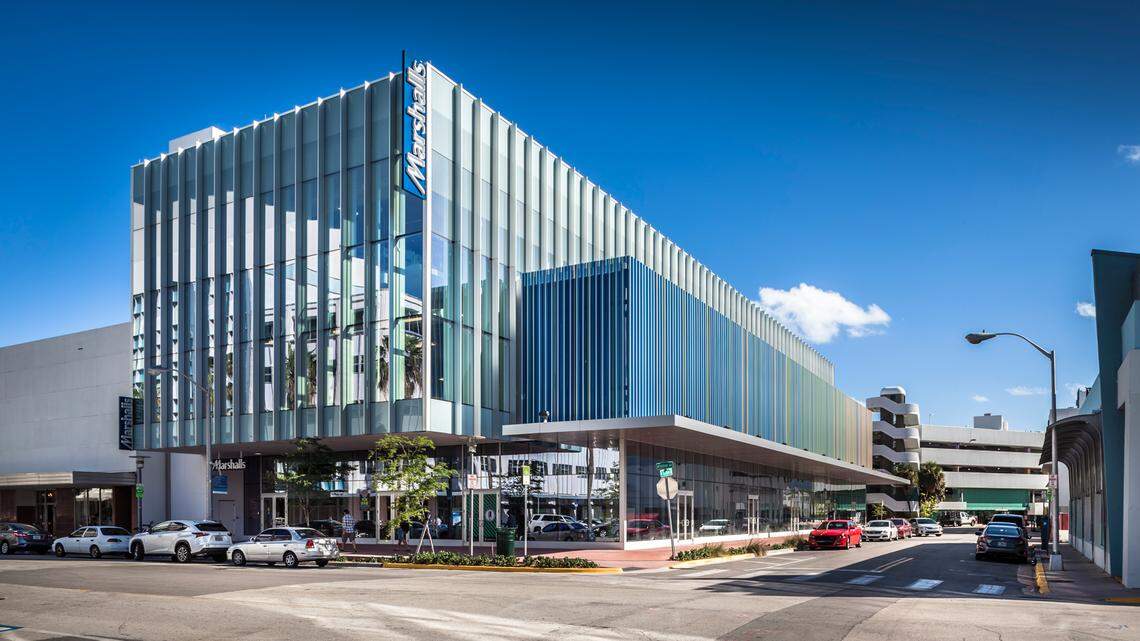 The Lincoln Eatery es una colección única de chefs y empresarios locales que reúne un total de 16 conceptos de estilo “Fast-Casual”, artesanal y “Grab & Go” en un espacio que refleja la vibra del ritmo acelerado surgido en el distrito de Lincoln Road. Stephen Bittel, es el fundador y presidente de Terranova, la firma de bienes raíces comerciales líder en el sur de la Florida que ha llevado a cabo The Lincoln Eatery.