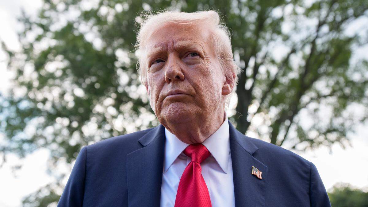 El presidente Donald J. Trump hace declaraciones mientras sale de la Casa Blanca en Washington, DC, Estados Unidos, el jueves 11 de septiembre de 2025. Crédito: Aaron Schwartz / Pool/Sipa USA