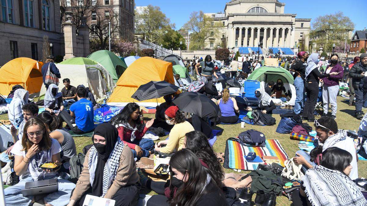 Cientos de estudiantes protestan contra la guerra en Gaza, en la sede de la Universidad de Columbia, Nueva York, en esta foto de archivo del 22 de mayo de 2024.