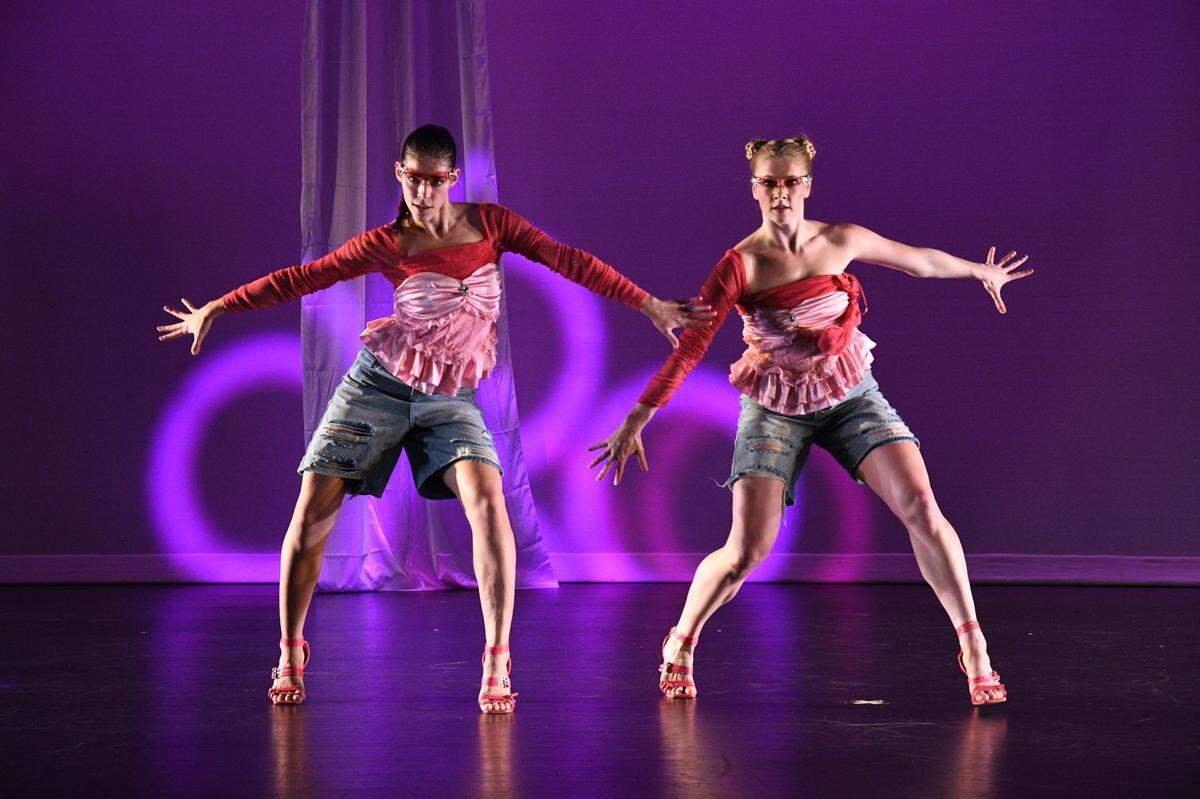Abigail Mas y Grace Andersen en “Tech Wind Up”, coreografía de Brianna Campbell.