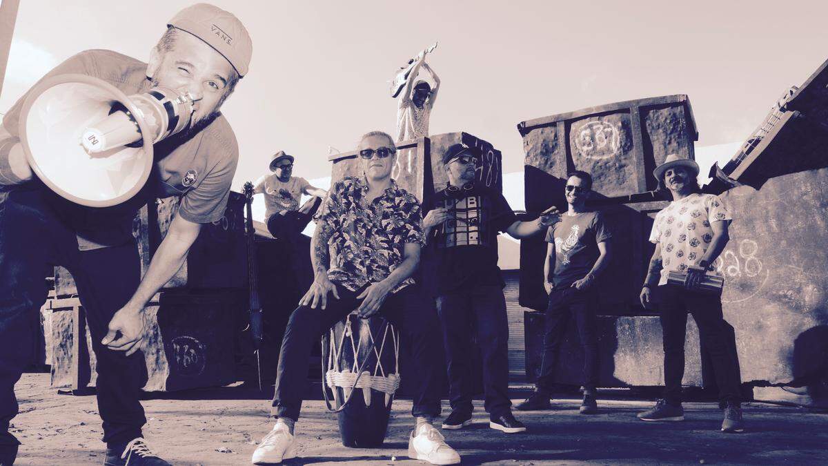 El grupo Sonora Tukukuy está integrado por Alex Izaguirre, Gabriel Ayala, Alejo Angee, Daniel “Dito” Reschigna Roberto Taninaka, Andrés Arriaga, Jorge Moreno.