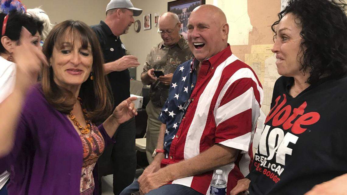 Dennis Hof, segundo de la derecha, celebra tras ganar las primarias republicanas en Pahrump, Nevada, el 12 de junio del 2018.
