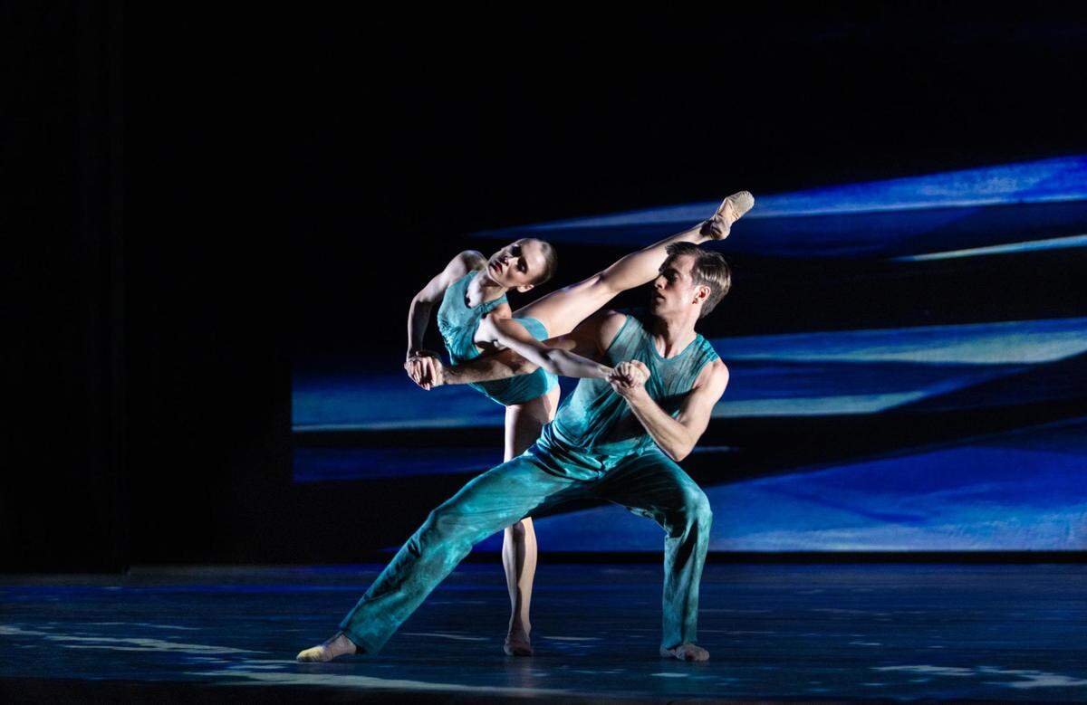 Hannah Fischer y Steven Loch en “Sea Change”, coreografía de Jamar Roberts.