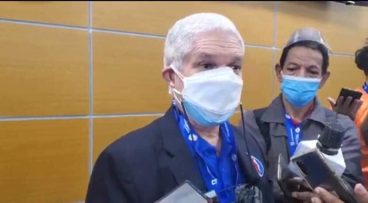 JUAN FRANCISCO Puello Herrera habla con la prensa en la Serie del Caribe de la República Dominicana.