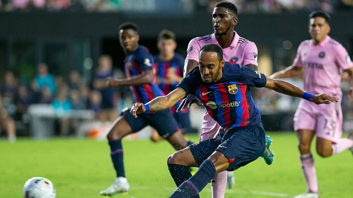 El jugador de Barcelona Pierre-Emerick Aubameyang patea la pelota en el partido contra el Inter Miami, celebrado el 19 de julio de 2022 en el DRV PNK Stadium en Fort Lauderdale, Florida.