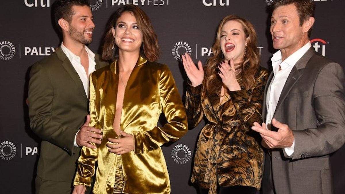 Esta foto de archivo tomada el 9 de septiembre de 2017 muestra (de izquierda a derecha) a los miembros del elenco Rafael de la Fuente, Nathalie Kelley, Elizabeth Gillies y Grant Show- AFP