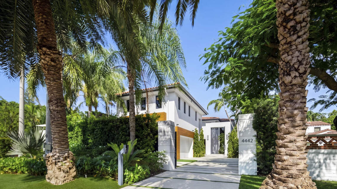 Empresario ligado a la música pone en venta su mansión en Miami Beach por casi $12 millones