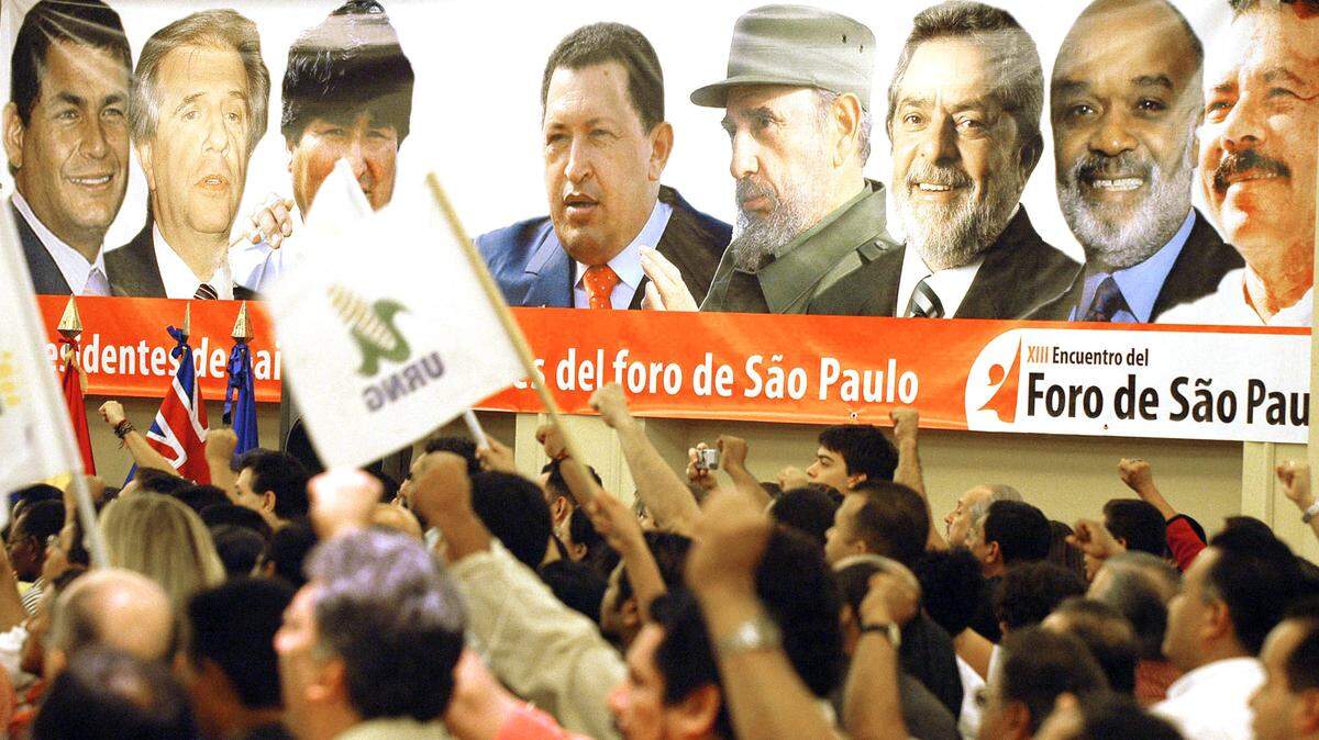Delegados de partidos de izquierda de América Latina, Europa y Asia participan en la inauguración del Foro de Sao Paulo el 12 de enero 2007 en un hotel de San Salvador, El Salvador.