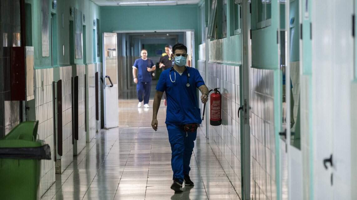 Equipos rotos y médicos exhaustos: el sistema de salud cubano al borde del colapso