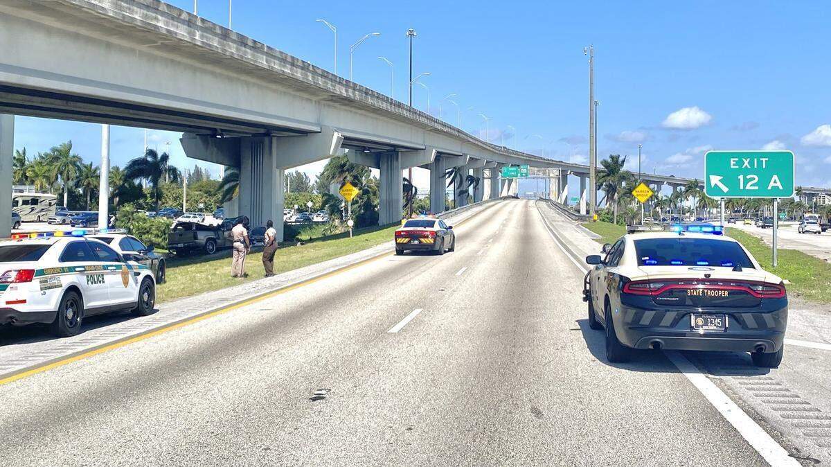 Agentes de la Patrulla de Caminos de la Florida investigan un accidente en la rampa de la I-95 hacia el Entronque Golden Glades.