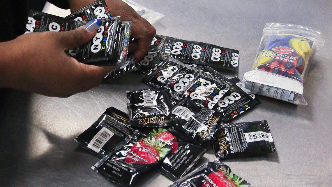 Una personas muestra paquetes de condones en el centro Boom Health para su distribución en el Bronx, Nueva York, el 25 de abril de 2014.