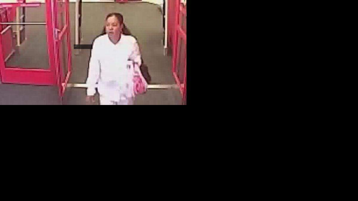 La mujer que hizo las compras quedó captada por las cámaras de seguridad de Target, y los detectives que trabajan en el caso creen que no trabajaba sola.