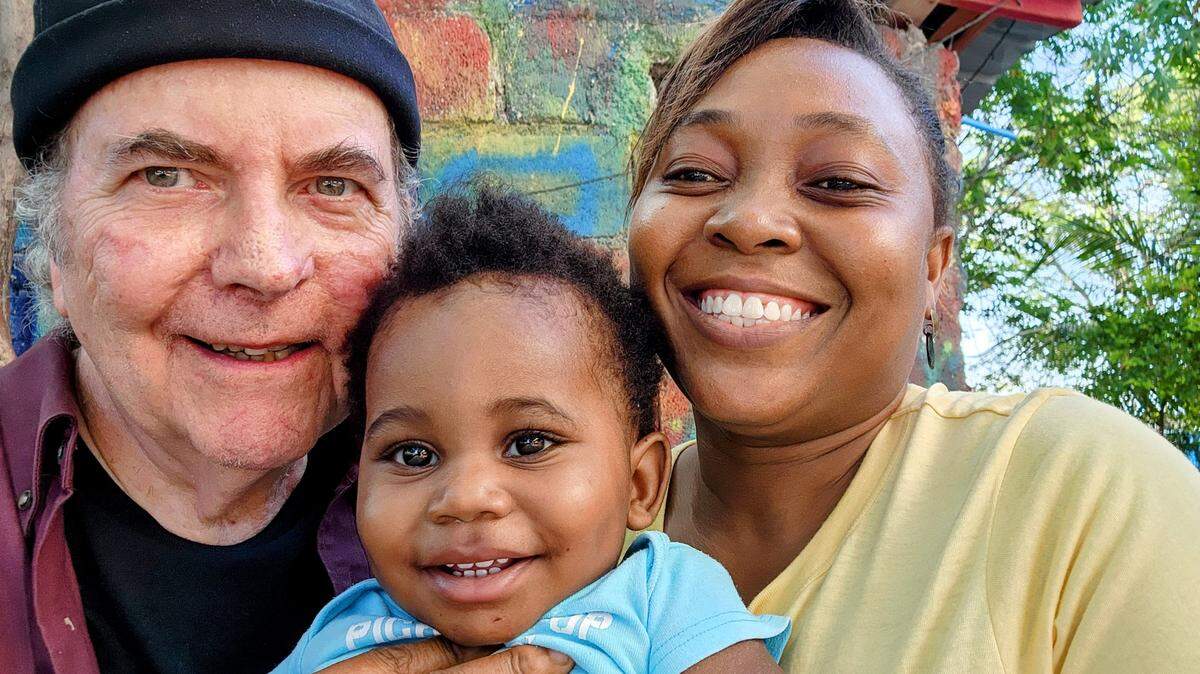 Gerard Straub y su esposa, la Dra. Stéphanie Jean-Louis Straub, en el orfelinato que corren en Puerto Principe, Haiti, con Moïse, su hijo de dos años de edad. 