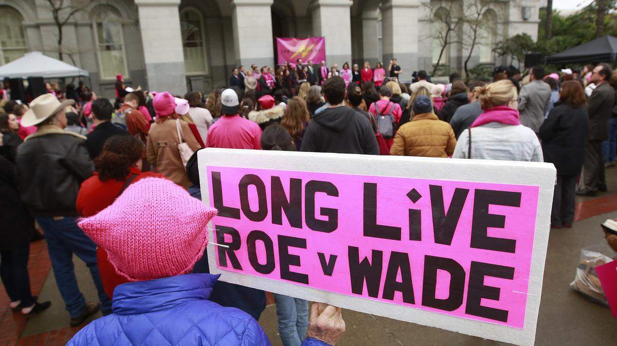 Revertir el caso histórico no convertiría automáticamente el aborto en ilegal en todo el país. Pero devolvería la decisión sobre su legalidad a los estados.