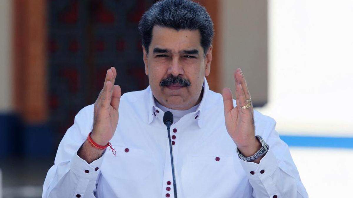 Nicolás Maduro, habla durante un mensaje transmitido en el Palacio Presidencial de Miraflores en Caracas el 4 de abril de 2021.