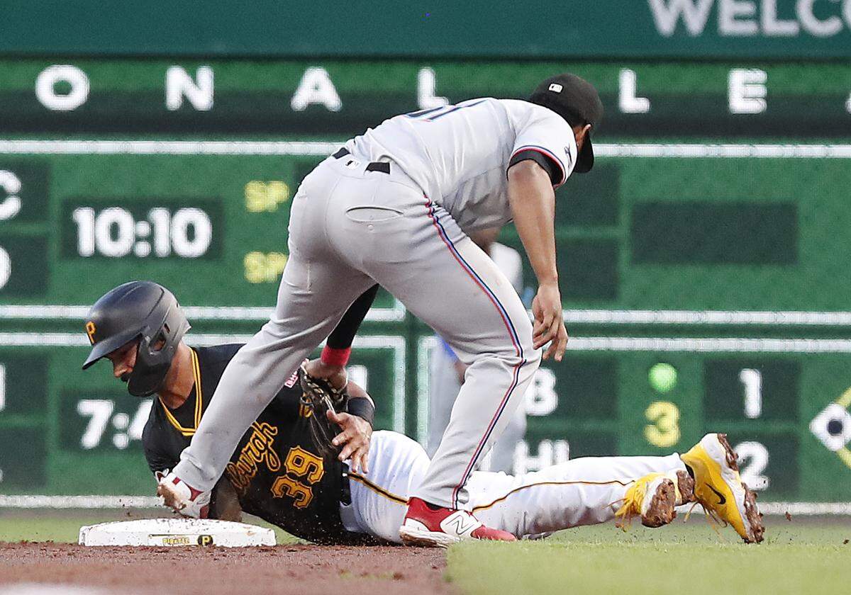 El jugador de los Marlins de Miami Otto López pone out a Nick Gonzales, de los Piratas, en su intento de robar la segunda base en el segundo inning del partido celebrado el 10 de septiembre de 2024 en el PNC Park de Pittsburgh.