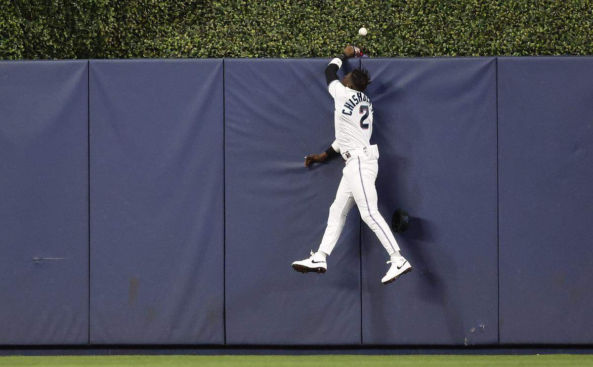 Jazz Chisholm Jr. no puede atrapar una pelota bateada por Trevor Larnach, de los Mellizos de Minnesota, que se voló la cerca en el séptimo inning del partido celebrado el 3 de abril de 2023 en Miami.