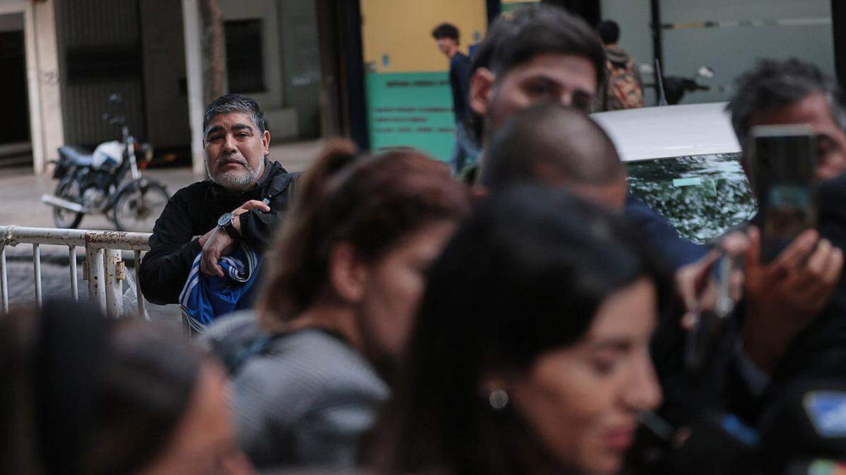 Un imitador de Diego Maradona asiste al tercer día de los alegatos finales en el juicio por la muerte del legendario futbolista, el 21 de abril de 2026 en San Isidro, Argentina. 
