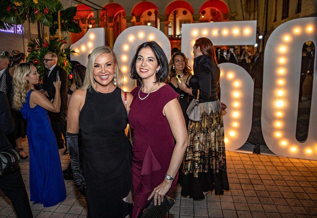 Sandra Peebles (izq.), copresentadora de ‘Noticias 23’, es una de las figuras de TelevisaUnivision afectadas por el despido de 200 empleados el 17 de enero del 2024. En la foto está acompañada por la periodista y publicista Helena Poleo, en una gala en la Cámara de Comercio Hispana del sur de la Florida, en el hotel Biltmore en Coral Gables, en febrero del 2023.