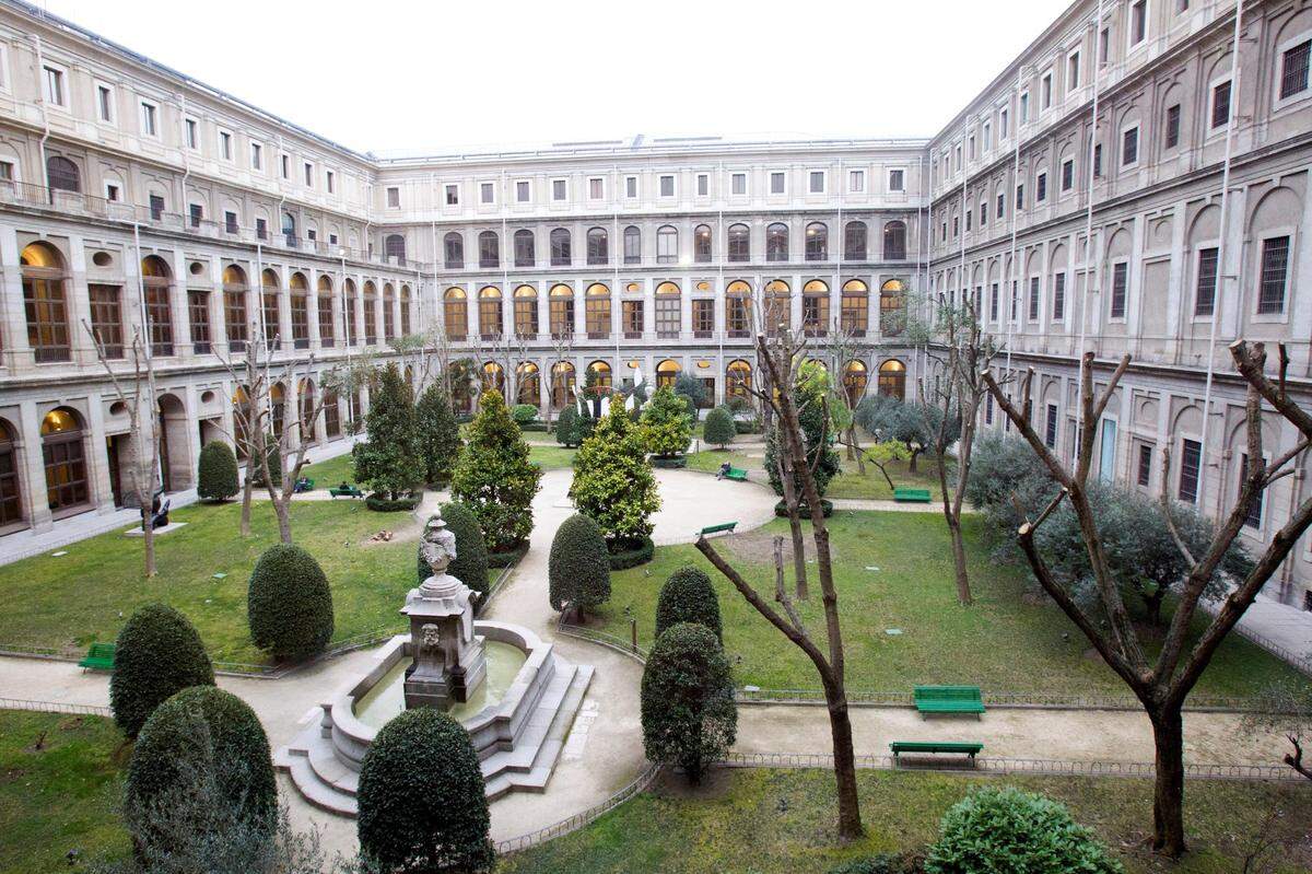 Vista panorámica del patio del edificio Nouvel del Museo Nacional Centro de Arte Reina Sofía situado en Madrid.