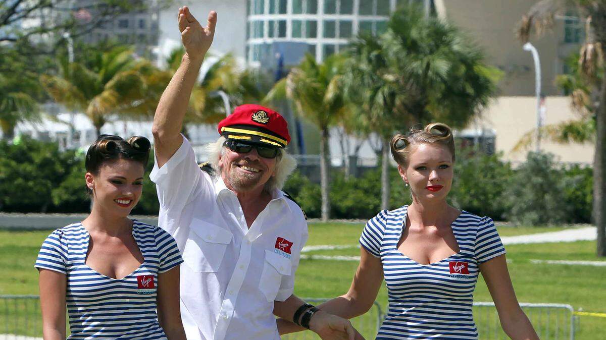 El fundador de la compañía Virgin, Richard Branson, llega en helicóptero al Perez Art Museum para anunciar la llegada de sus cruceros al puerto de Miami, este martes, 23 de junio. 