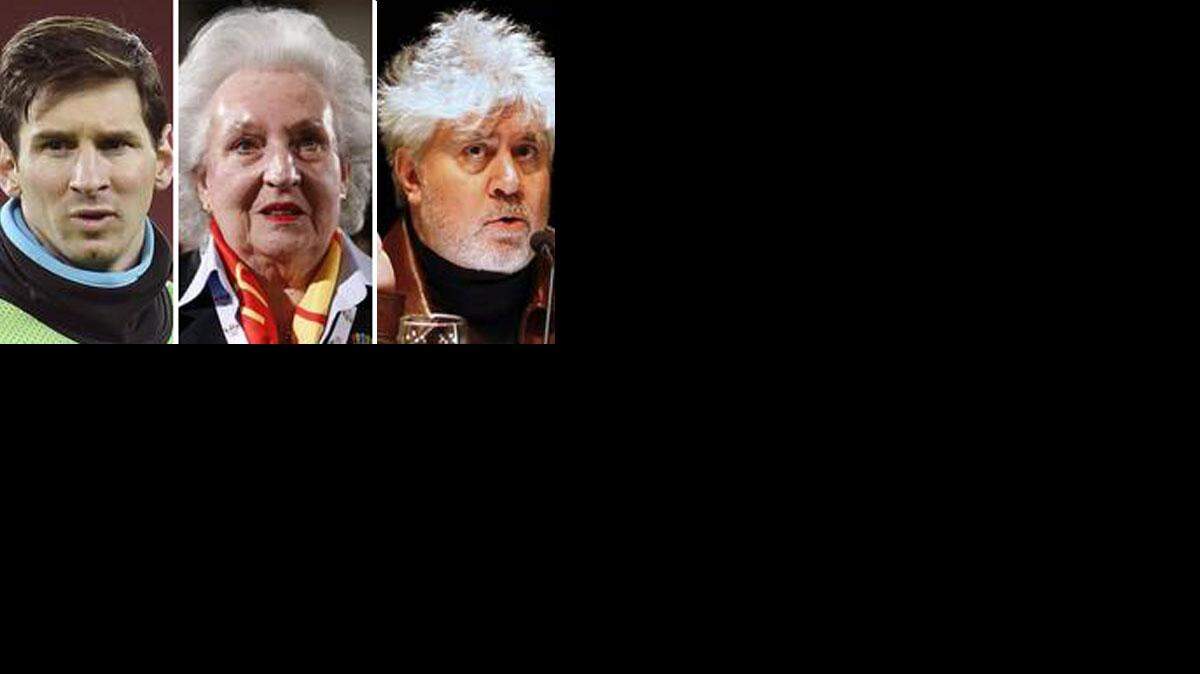 De izquierda a derecha el fútbolista Lionel Messi, Pilar de Borbón, hermana del rey Juan Carlos, el director de cine Pedro Almodóvar.