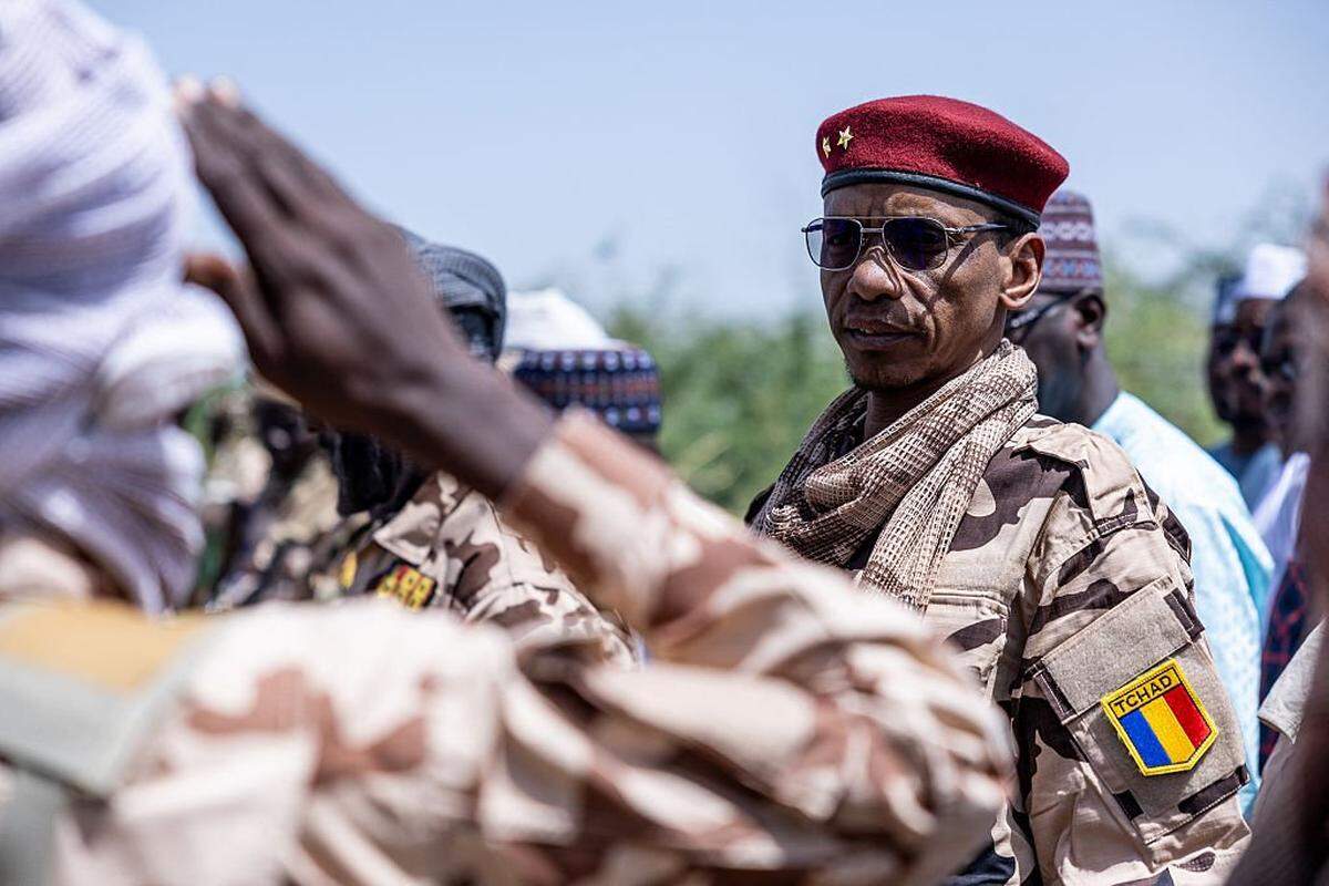 El gobernador de la provincia del Lago Chad, el general Saleh Haggar Tidjani, durante su visita a la localidad de Ngouboua, en la provincia del Lago Chad, el 3 de mayo de 2026. Chad declaró tres días de luto nacional tras un nuevo ataque perpetrado por yihadistas de Boko Haram el 6 de mayo, en el que murieron dos generales en la volátil cuenca del Lago Chad. Los soldados chadianos son blanco frecuente de Boko Haram en la región del Lago Chad.