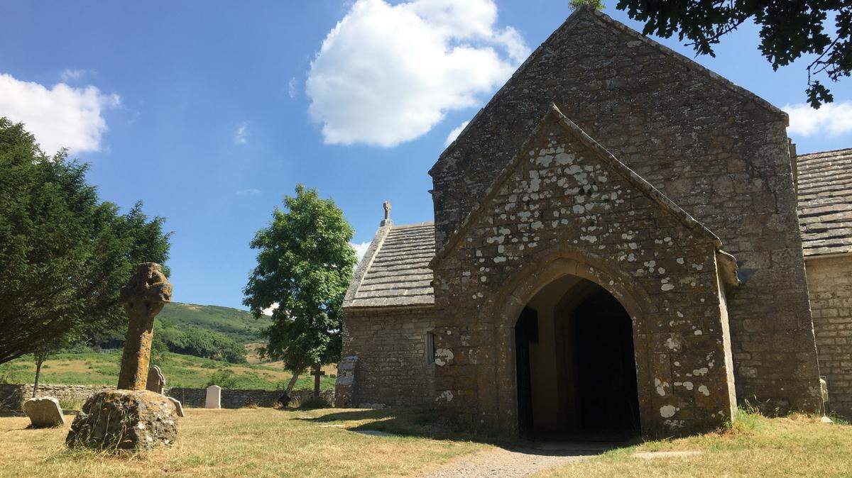 La iglesia de St. Mary en Tyneham. El pequeño pueblo de Dorset, en Inglaterra, fue abandonado debido a que el ejército británico pensó que necesitaría el lugar en 1943 para entrenar a sus soldados antes del Día D.