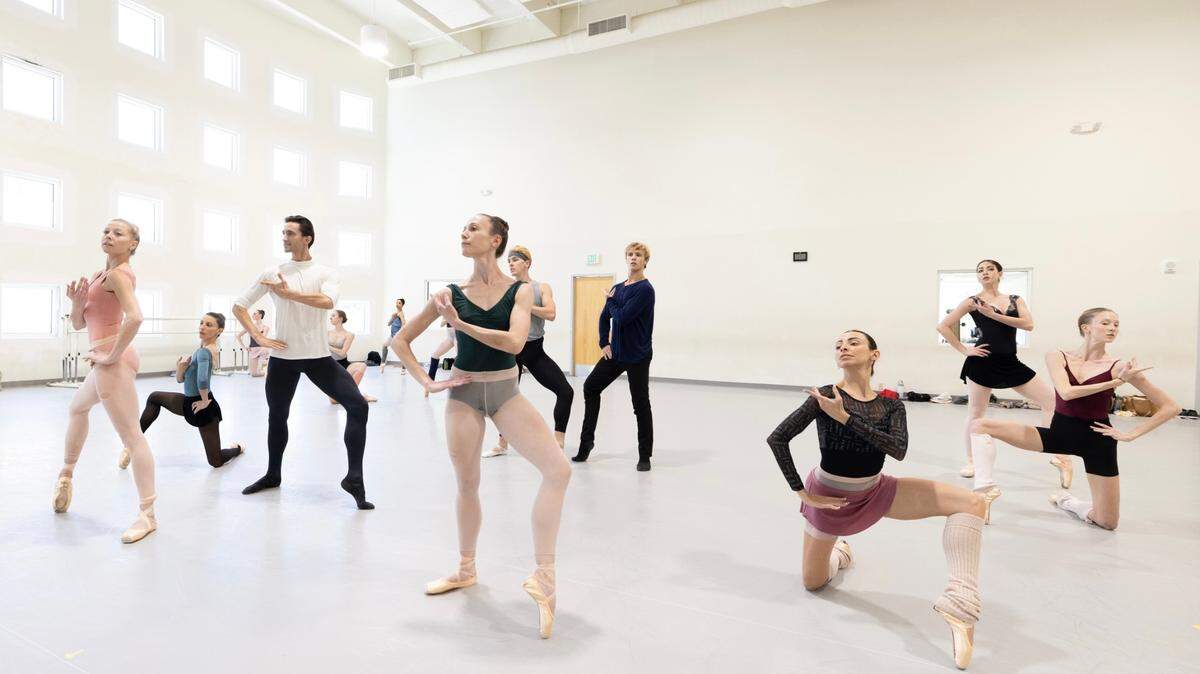 Los bailarines de Miami City Ballet ensayando “Agon”, coreografía de George Balanchine. 