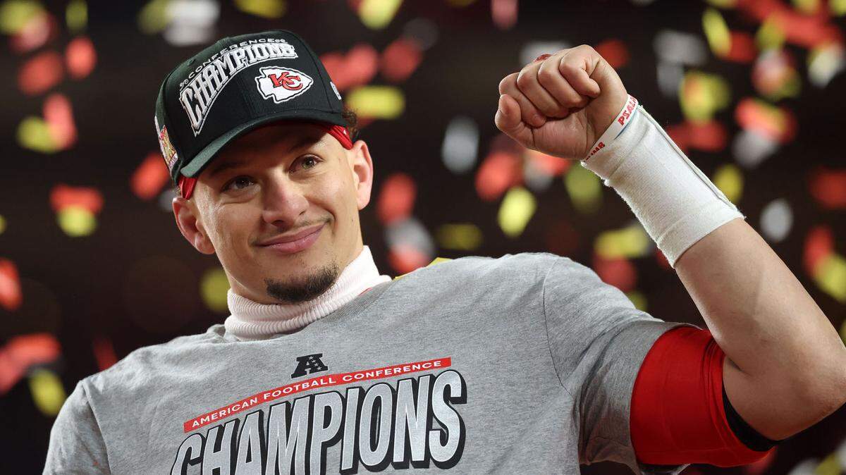 El quarterback de los Chiefs de Kansas City, Patrick Mahomes, saltará este domingo al campo del Caesars Dome de Nueva Orleans con la posibilidad de lograr algo inédito en la NFL: conquistar tres Super Bowls consecutivos.