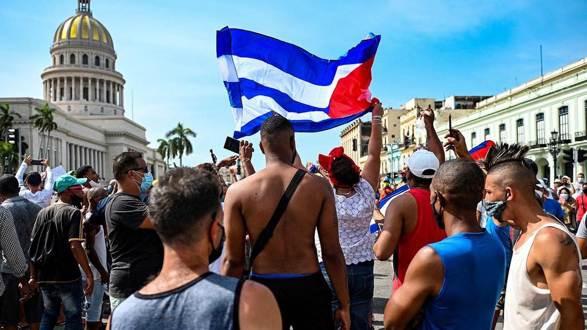 EN julio 2021, Cubanos manifestación frente al Capitolio de La Habana contra el gobierno del presidente cubano Miguel Díaz-Canel en La Habana, X (Yamil Lage / AFP a través de Getty Images / TNS).