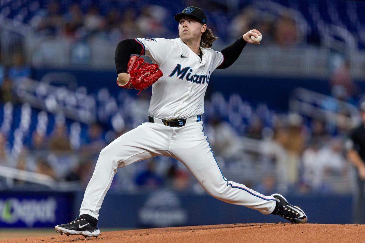El abridor de los Marlins Ryan Weathers lanza en el primer inning del partido ante los Cachorros de Chicago, celebrado el 20 de mayo de 2025 en Miami.