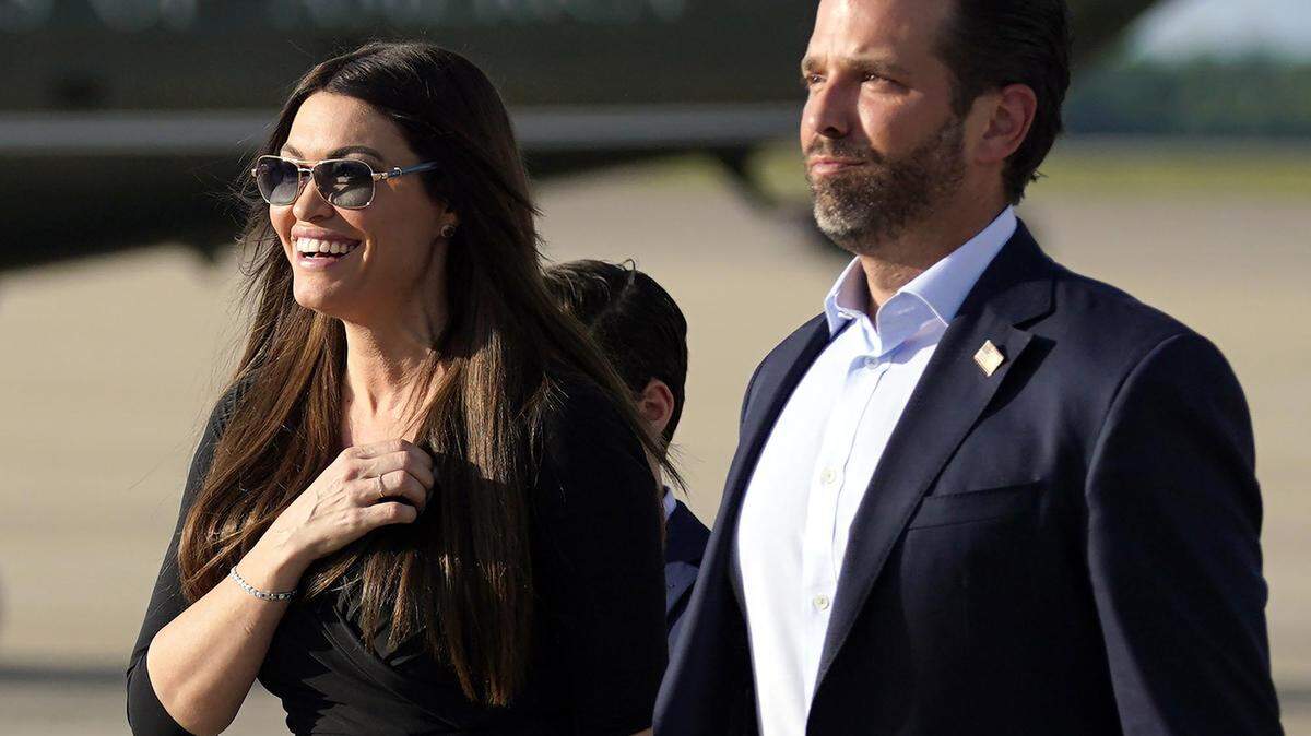ARCHIVO - En esta foto de archivo del 27 de mayo de 2020, Donald Trump Jr., a la derecha, camina con su novia, Kimberly Guilfoyle, luego de llegar a la Base de la Fuerza Aérea Andrews, Maryland, luego de viajar a Florida con el presidente Donald Trump. (Foto AP / Evan Vucci, archivo)