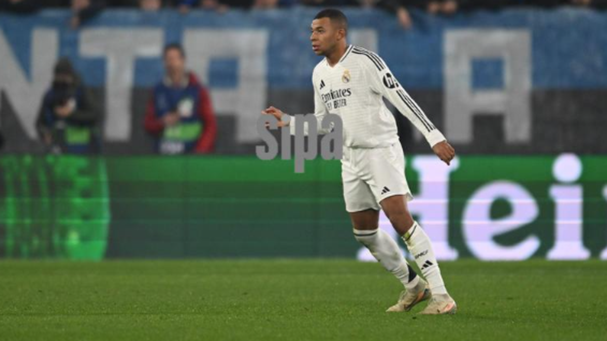 El delantero francés del Real Madrid Kylian Mbappé tuvo que ser sustituido en el minuto 36 por problemas musculares, en el partido ante Atalanta en la Liga de Campeones, el 10 de diciembre de 2024 en  Bérgamo, Italia. 