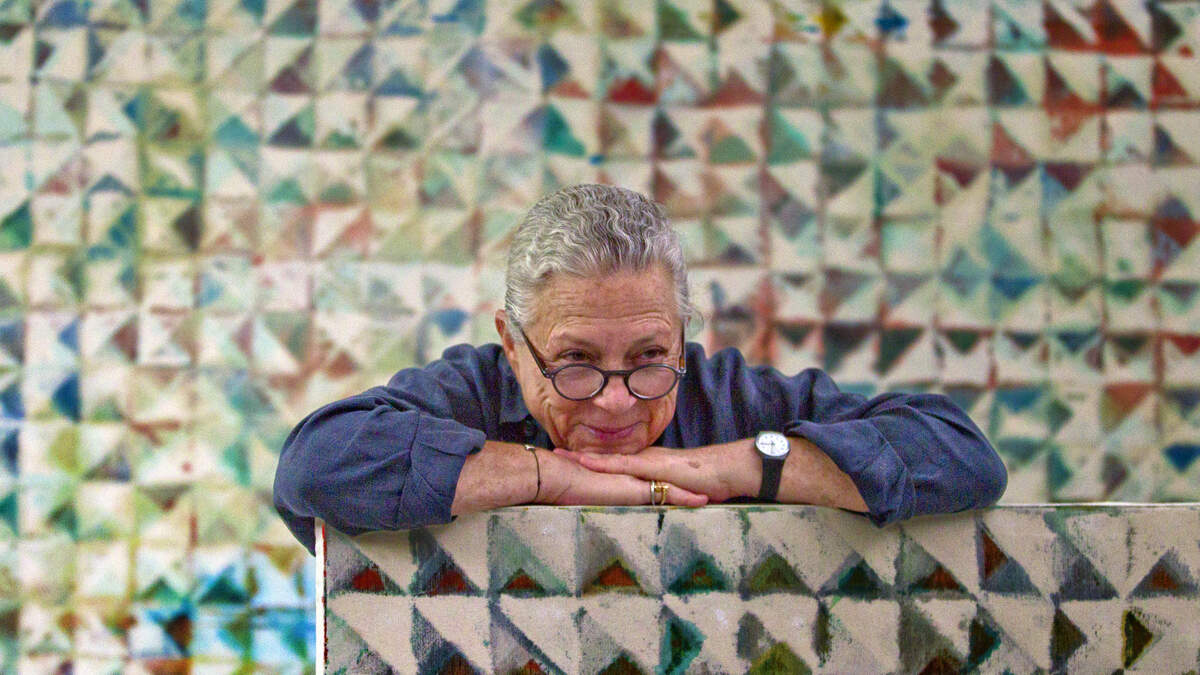 La artista Lynn Golob Gelfman en su estudio de Miami.