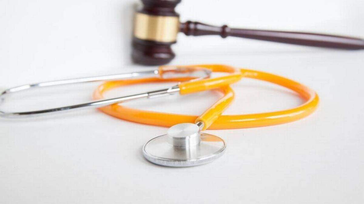 Anuncios de masajes y de inyecciones para aumentar el pene le cuestan la licencia a una asistente de enfermera certificada de Miami.