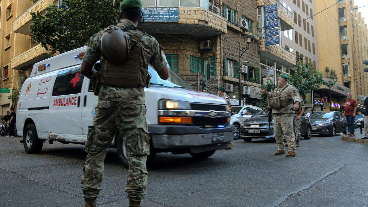 Soldados vigilan los alrededores del Hospital de la Universidad Americana en Beirut, Líbano, el martes 17 de septiembre de 2024.