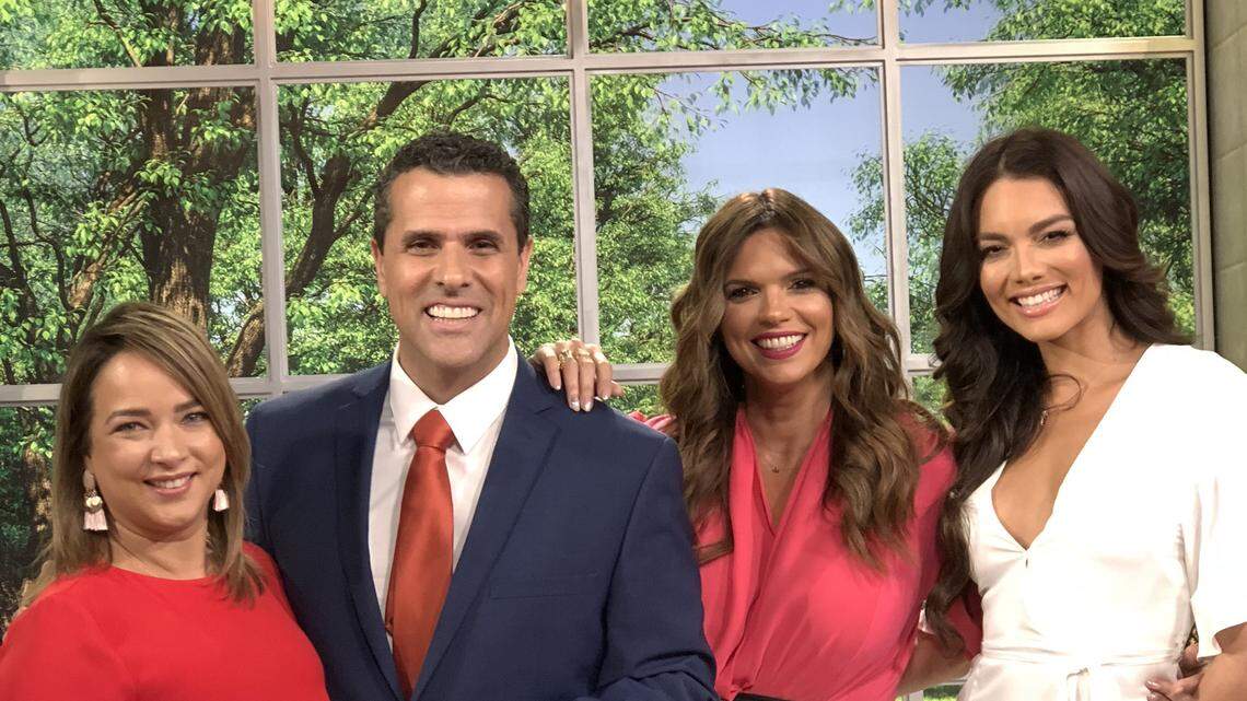 Elenco de un Nuevo Día en la nueva sede del programa de Telemundo en Miami.