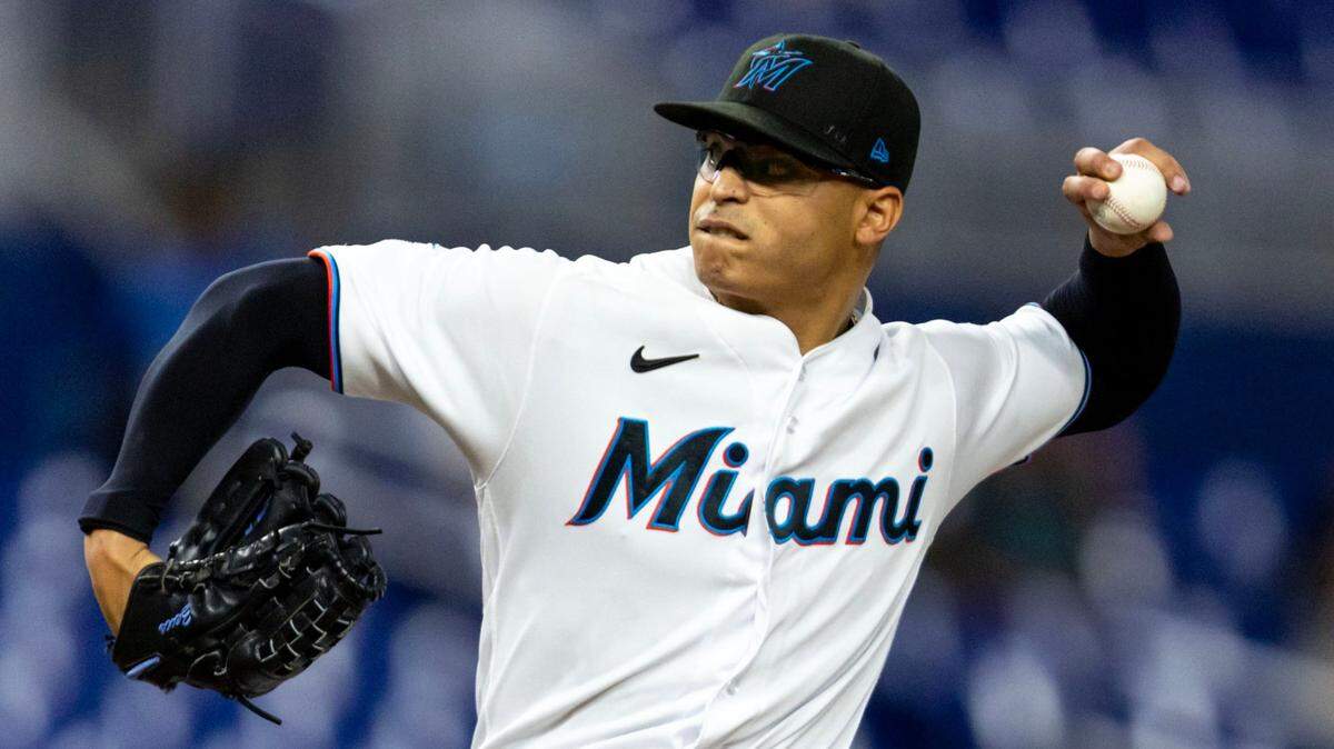 El abridor de los Marlins Jesús Luzardo lanza en el primer inning del partido ante los Reales de Kansas City, celebrado el 6 de junio de 2023 en Miami.