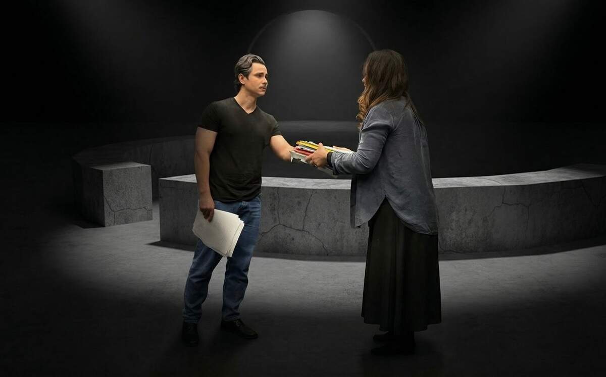 Escena de “Variaciones para un tema insignificante”. En la imagen, Laura Ramos y Daniel Romero interpretan a Ella y El Autor.