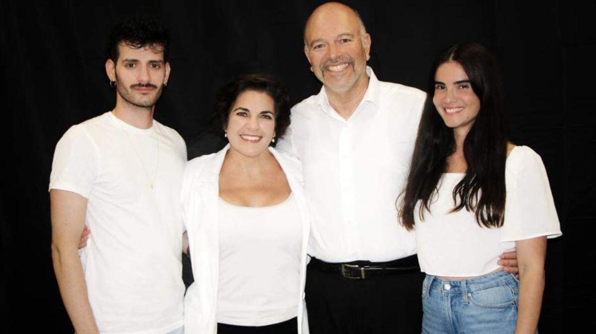Cuatro de los seis actores que integran el reparto de “Un parque en mi casa”. De izquierda a derecha: Ricky Saavedra, Grettel Trujillo, Carlos Acosta Milián, y Claudia Tomás.
