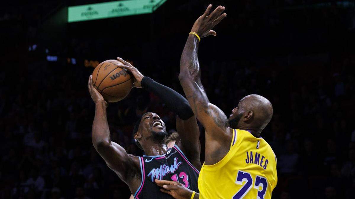 El centro del Heat Bam Adebayo tira al aro ante la marca de LeBron James, de los Lakers de Los Angeles, en el partido celebrado el 19 de marzo de 2026 en Miami.