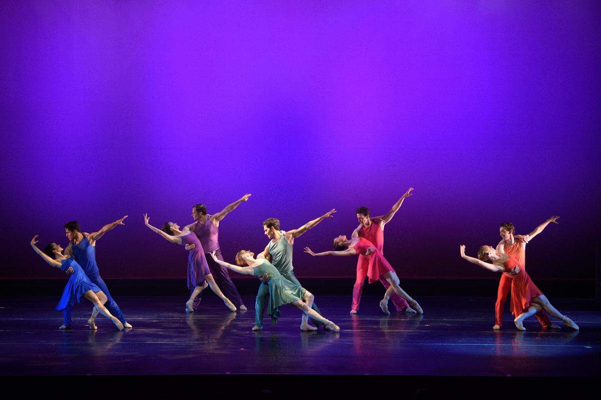 Los bailarines de Dimensions Dance Theatre of Miami (DDTM) en la escena final de “Imagined Notions” del coreógrafo Yanis Pikieris.